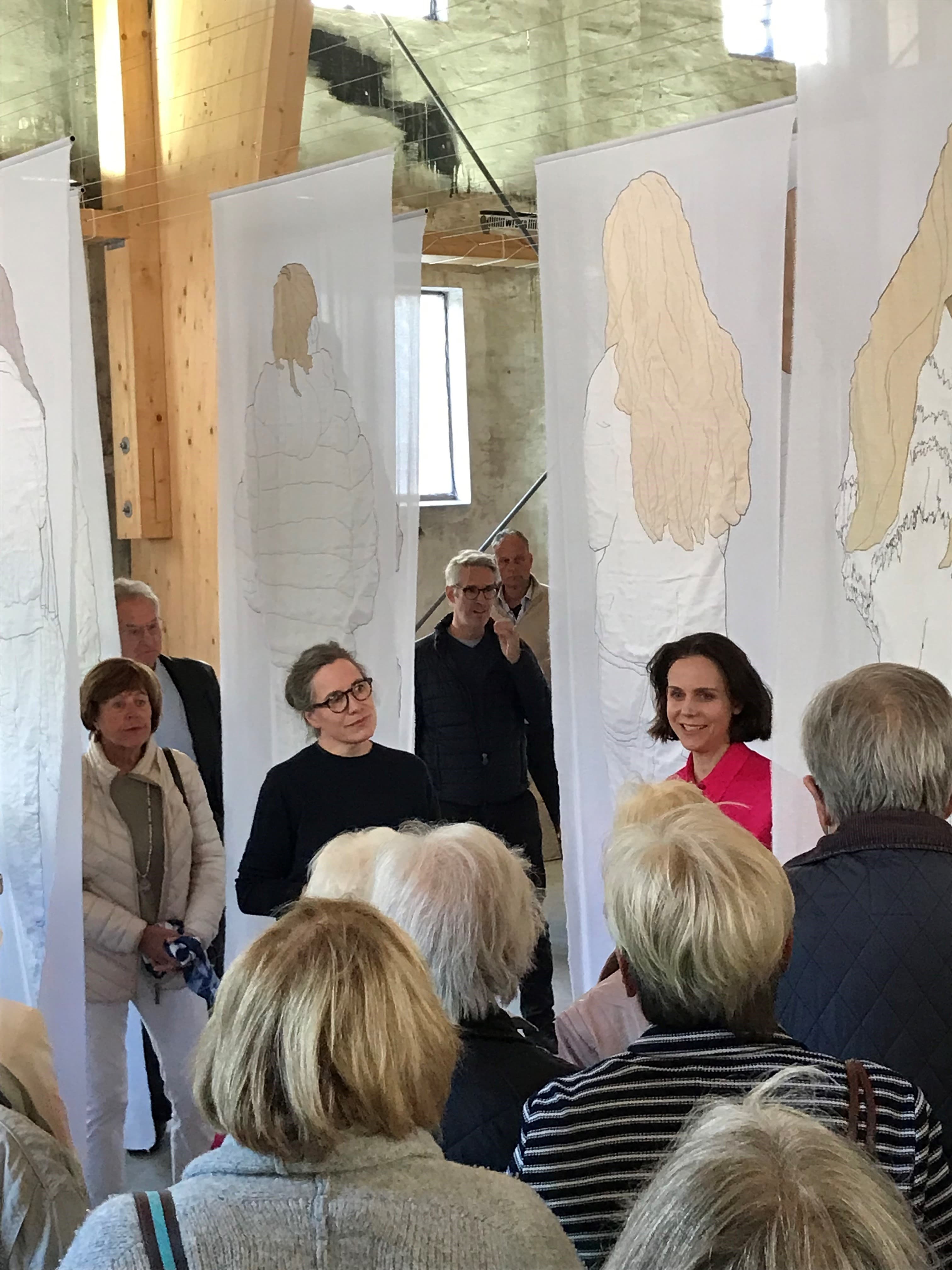 Die Künstlerin Kerstin Bruchhäuser mit Liedermacherin Anna Depenbusch bei der Eröffnung am 20. Juni 2022